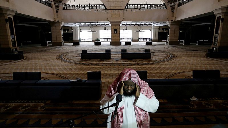Un clérigo pide la oración en una mezquita vacía de Al-Rajhi de Arabia Saudí