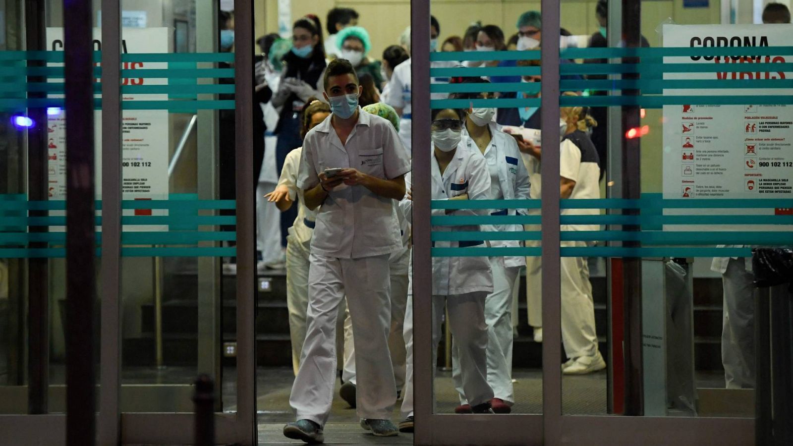 Un grupo de sanitarios en la puerta de la Fundación Jiménez Díaz