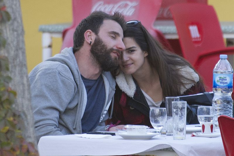Dani Rovira y Clara Lago en una terraza de Málaga