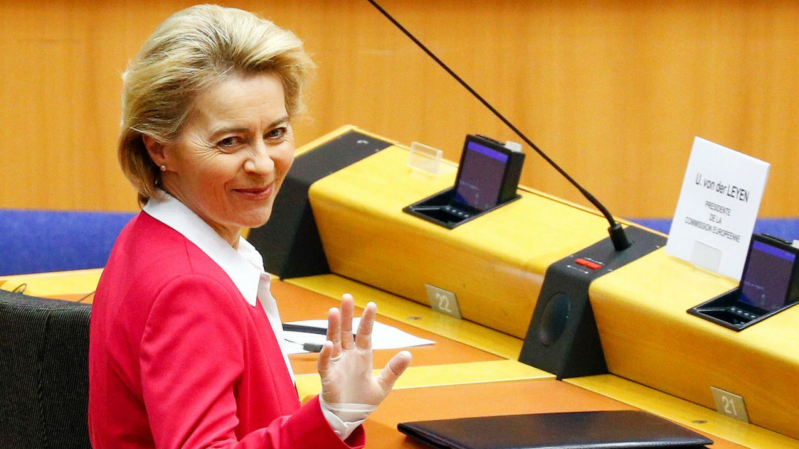 Ursula Von der Leyen con guantes para protegerse del COVID-19 durante una sesión en el Parlamento Europeo.