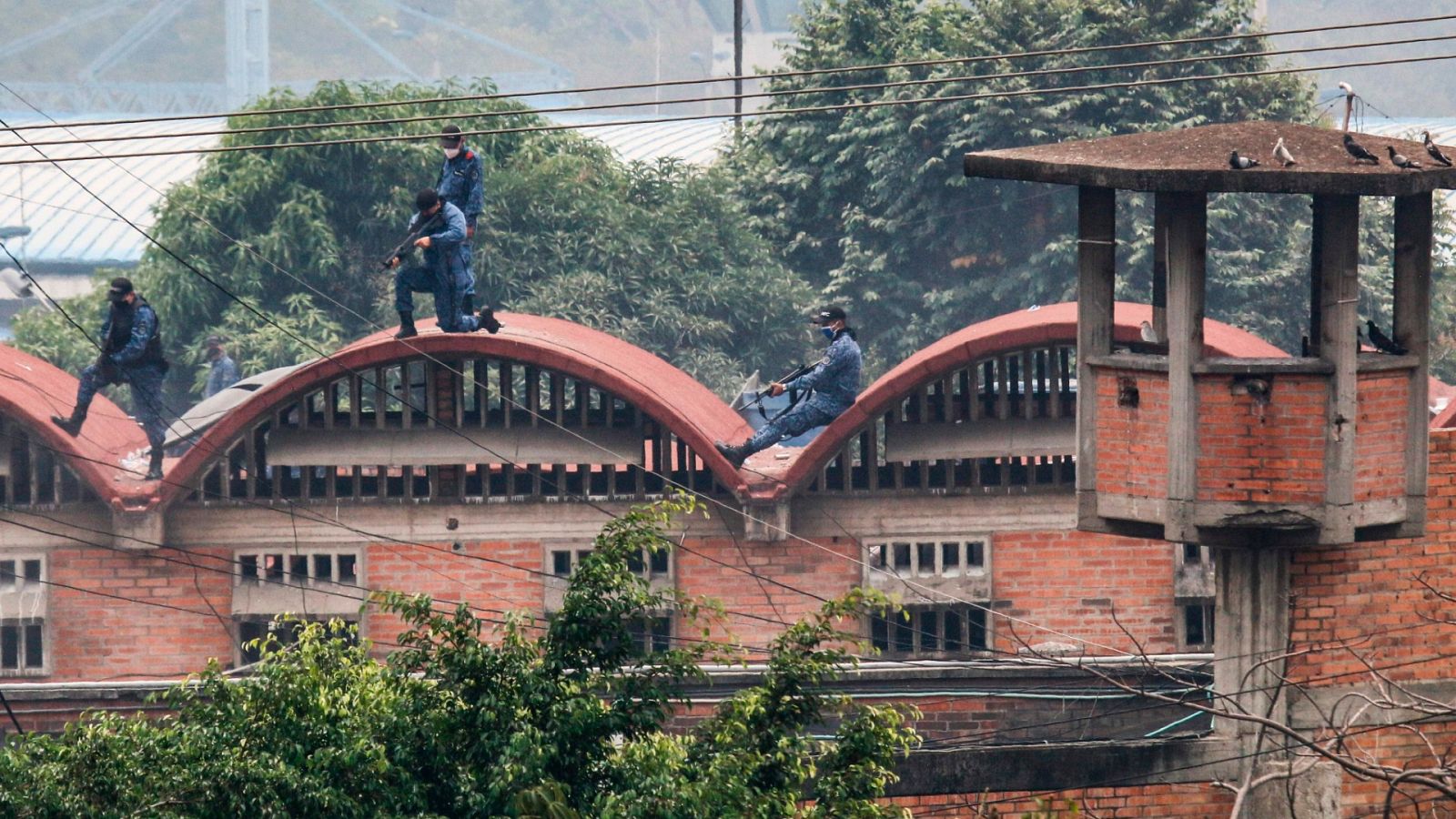 La policía antidisturbios hace guardia dentro de la prisión Modelo en Cúcuta, Colombia.