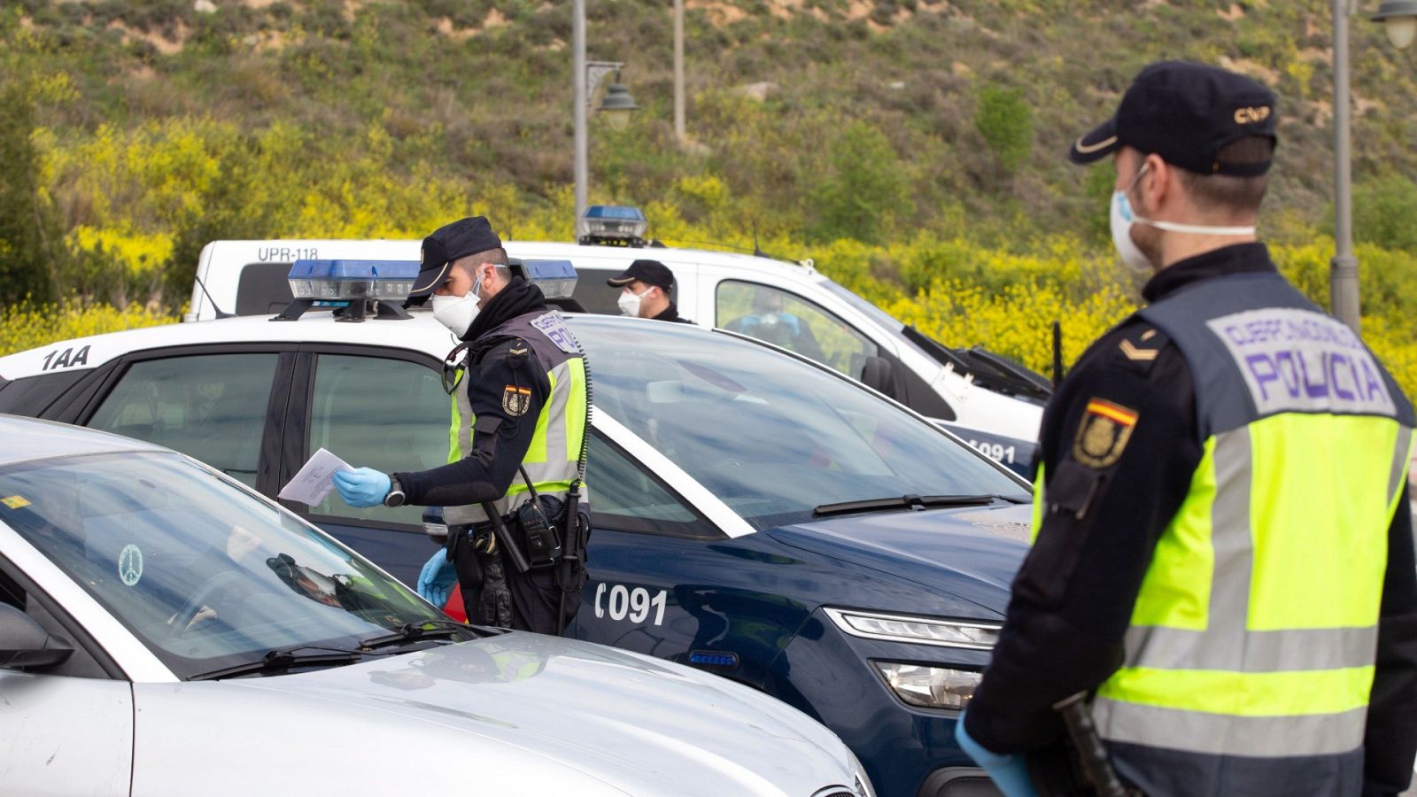 La policía pide los papeles a un conductor en Logroño, este viernes durante la segunda semana de aislamiento para frenar el coronavirus.