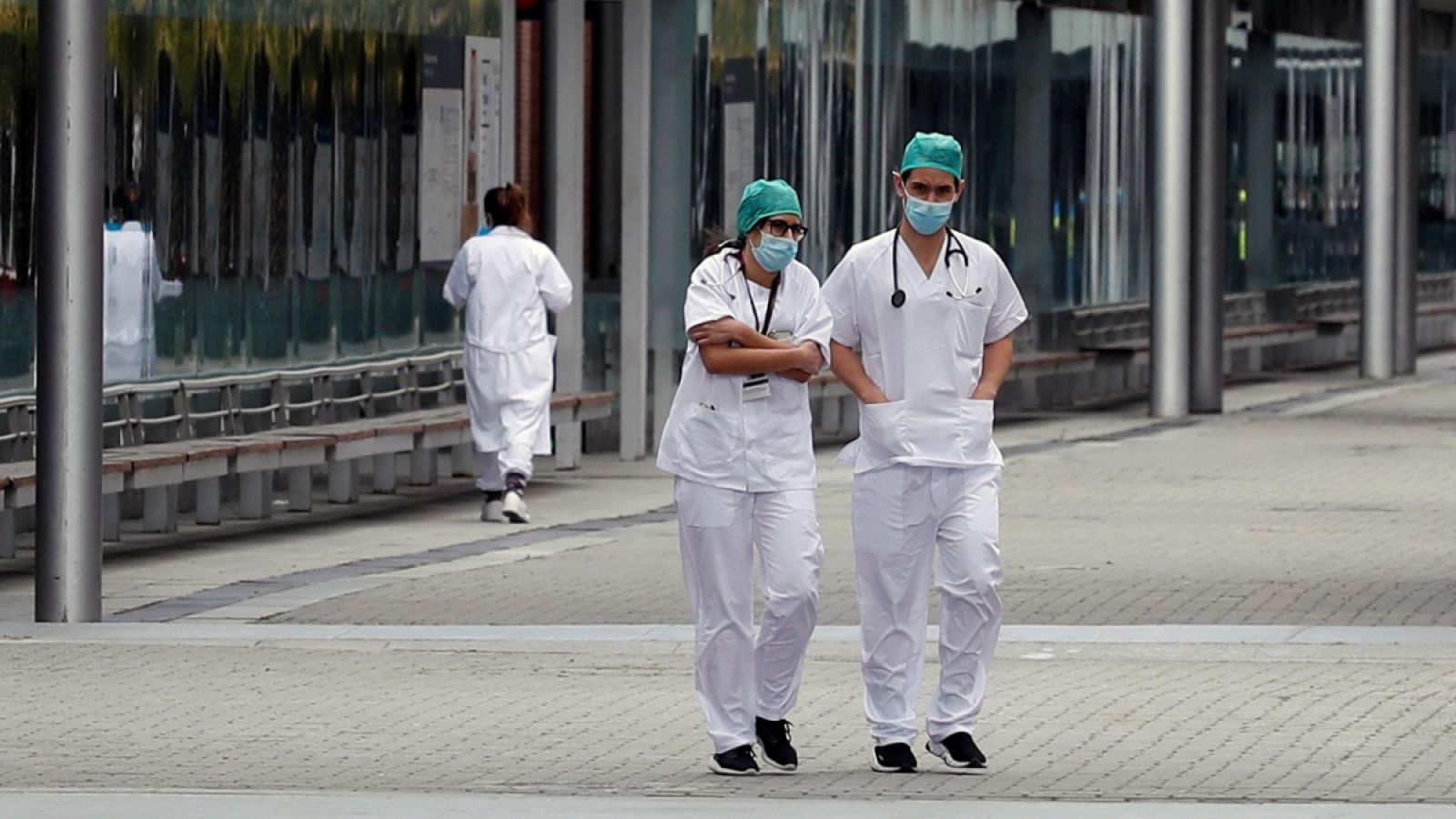 Personal sanitario en el exterior del Hospital de Ifema