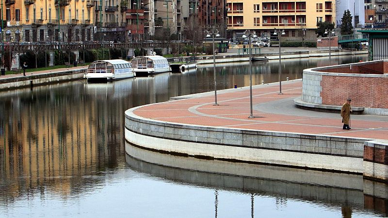 Imagen de una calle desierta de Milán durante el confinamiento en Italia para frenar el brote de coronavirus.