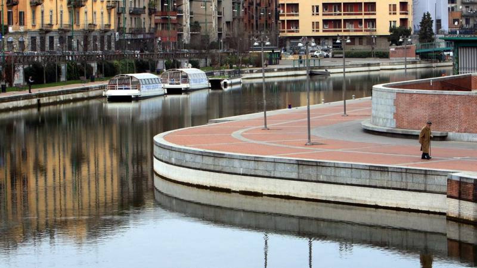 Imagen de una calle desierta de Milán durante el confinamiento en Italia para frenar el brote de coronavirus.