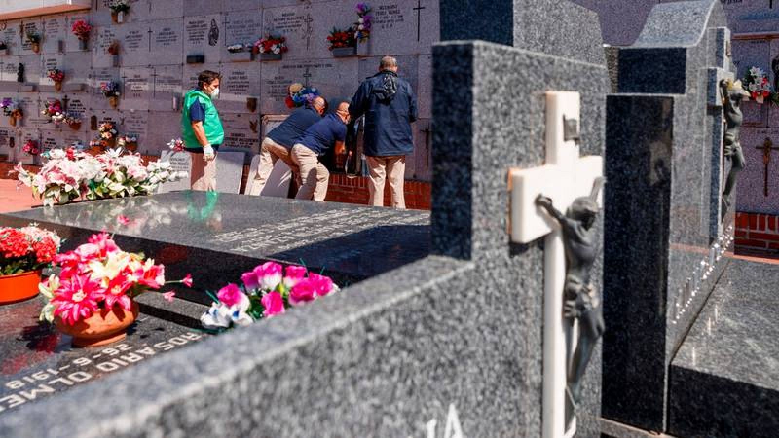 Entierro en el cementerio de Fuencarral, en Madrid, de una persona fallecida con coronvirus Covid-19 