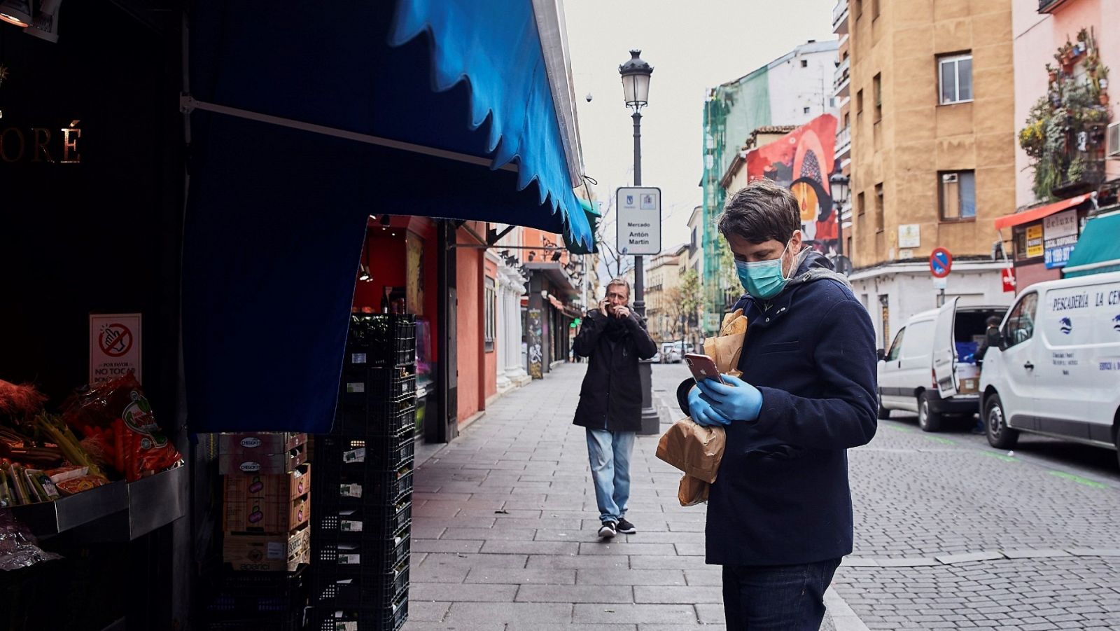 Un hombre espera su turno en una frutería del Mercado de Antón Martín en Madrid.  