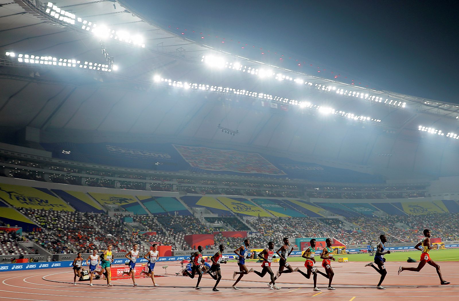 Imagen de la final de 5.000 metros lisos masculina del pasado Mundial de atletismo en Doha.