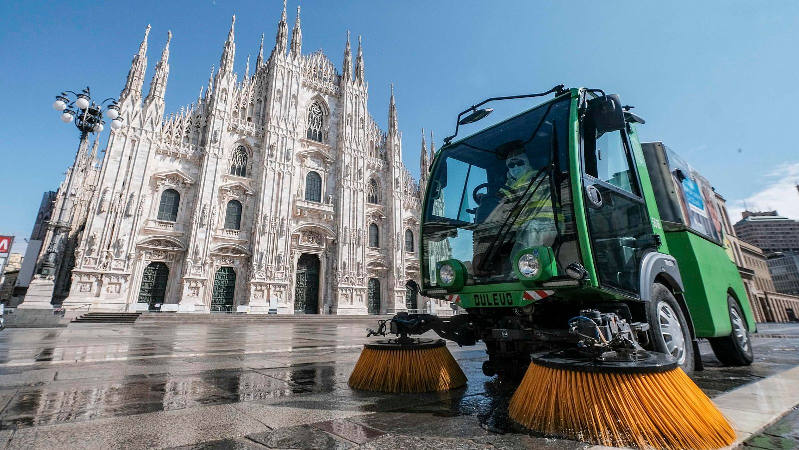 Coronavirus en Italia: Sanitarios desinfectan la plaza del Duomo en Milán. 