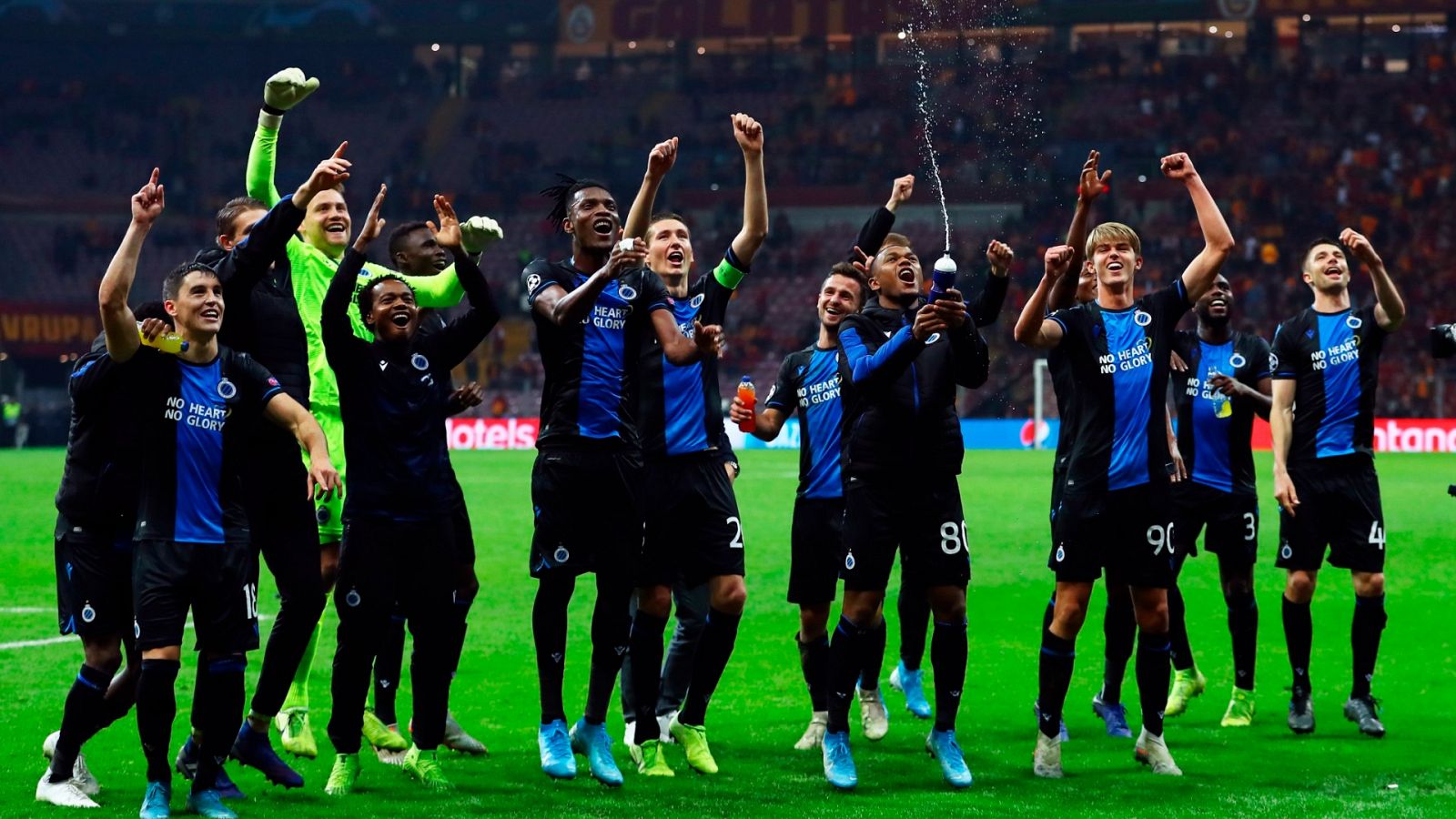 Varios jugadores del Brujas celebran la victoria en un partido de Champions League