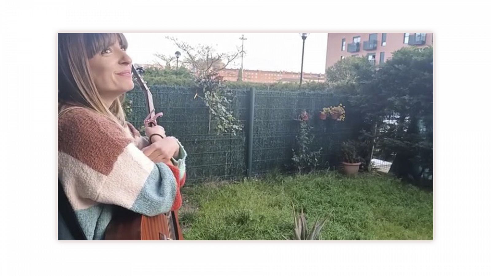 Maialen en el jardín de su casa después de cantar para sus vecinos