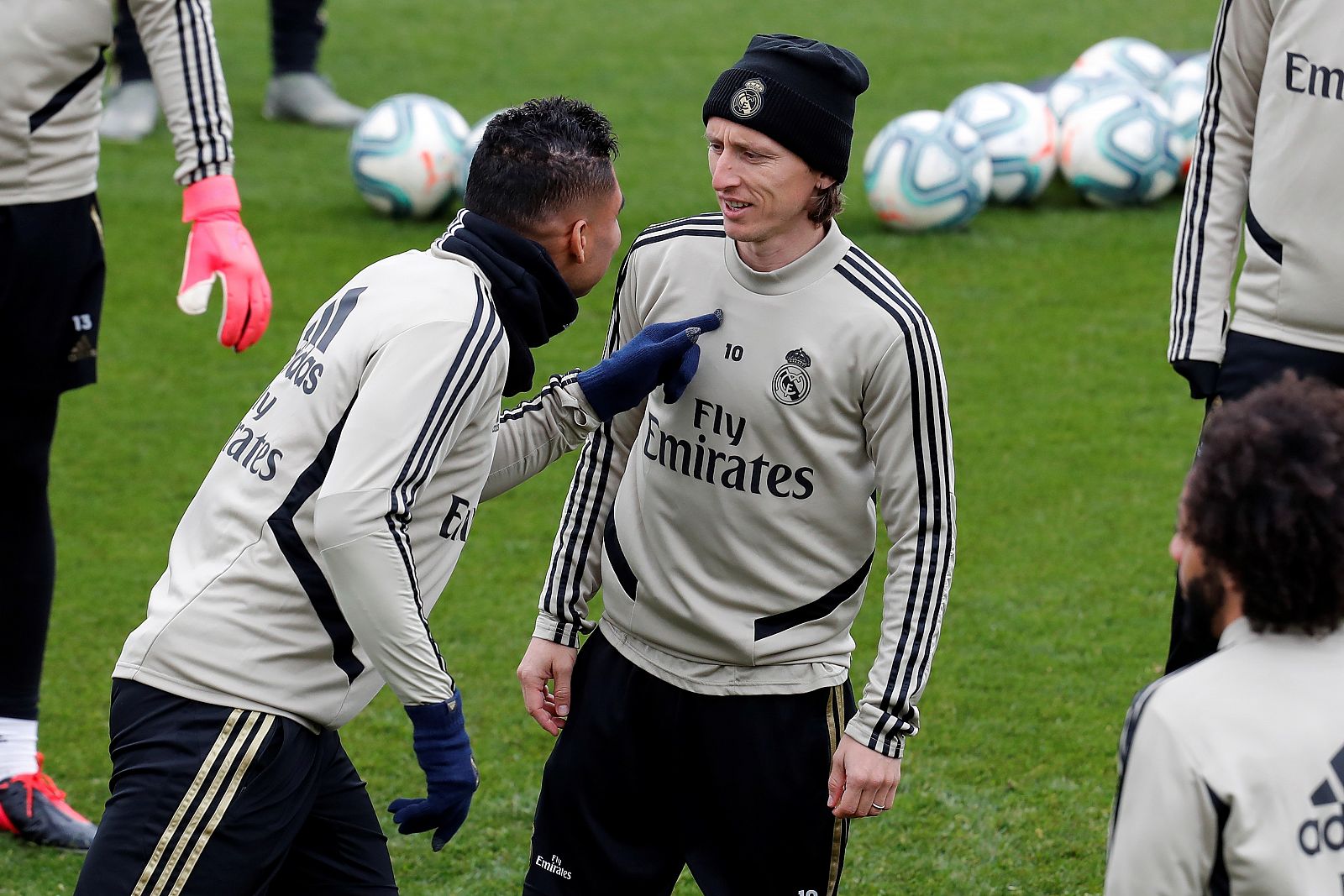 Los jugadores del Real Madrid Luka Modric (d) y Casemiro durante un entrenamiento.