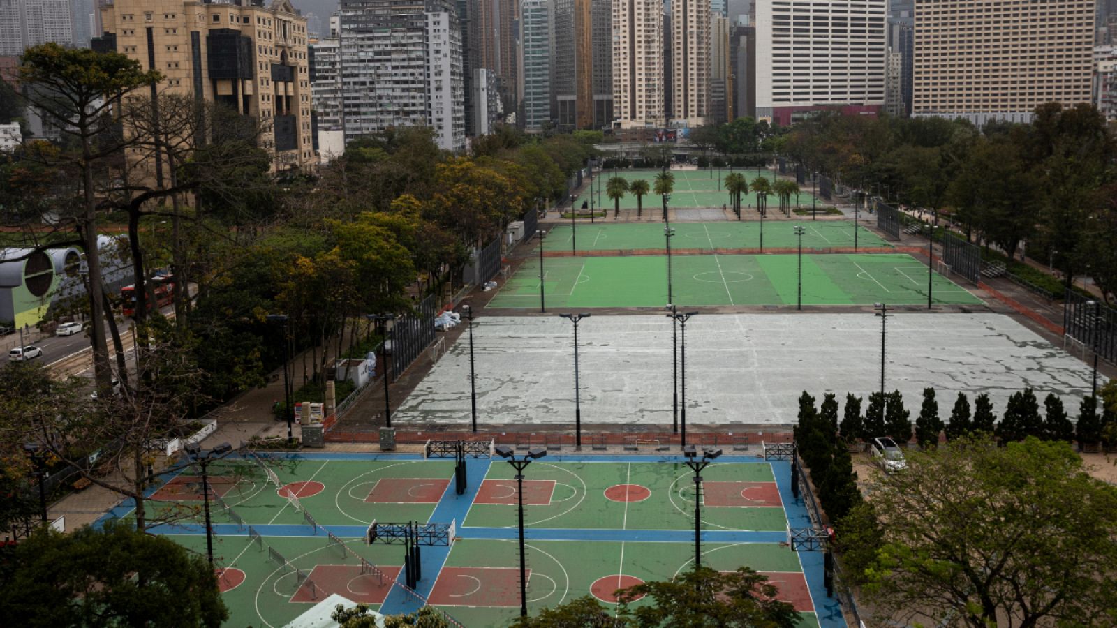 imagen: Campos de baloncesto y fútbol en Hong Kong, vacíos por el confinamiento