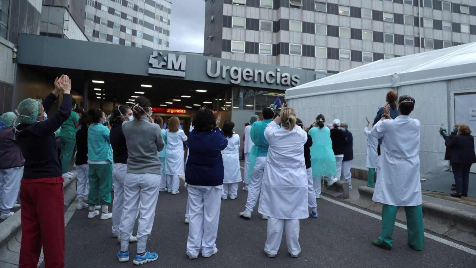 Los sanitarios de urgencias del madrileño Hospital de La Paz aplauden a sus compañeros por su labor