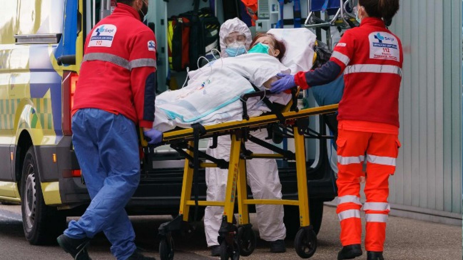 Varios celadores trasladan a una paciente con coronavirus al Hospital de Burgos