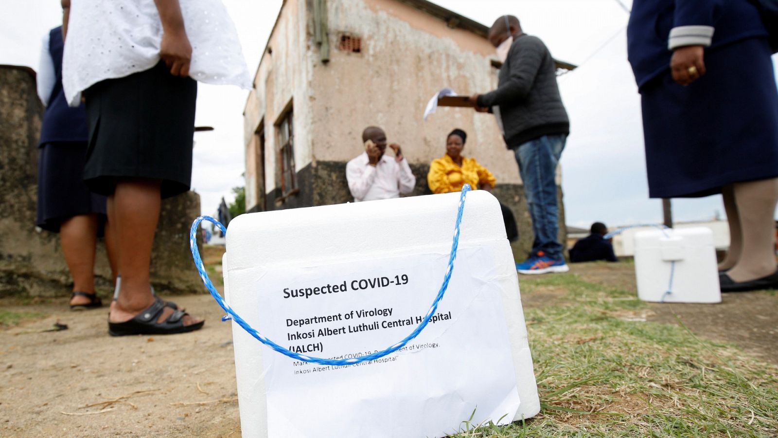 Sanitarios haciendo análisis del Covid-19 puerta a puerta en Suráfrica