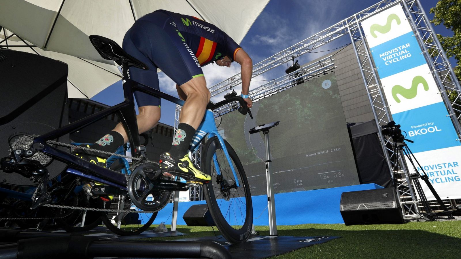 Un participante pedalea en un simulador durante la segunda prueba Endurence de Movistar Virtual Cycling del campeonato del mundo con bicicleta y rodillo con tecnología Bkool