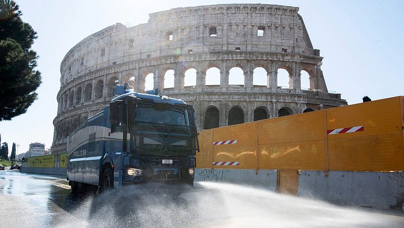 Coronavirus Italia: Un camión con un cañón de agua limpia las calles en Roma junto al Coliseo.