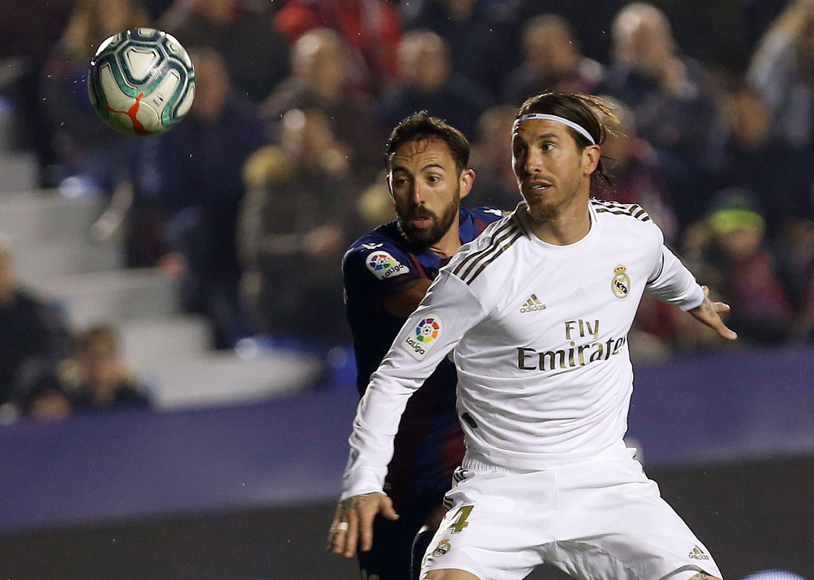 El defensa del Real Madrid Sergio Ramos (d) pelea un balón con José Luis Morales, del Levante, durante el partido de Liga del pasado febrero