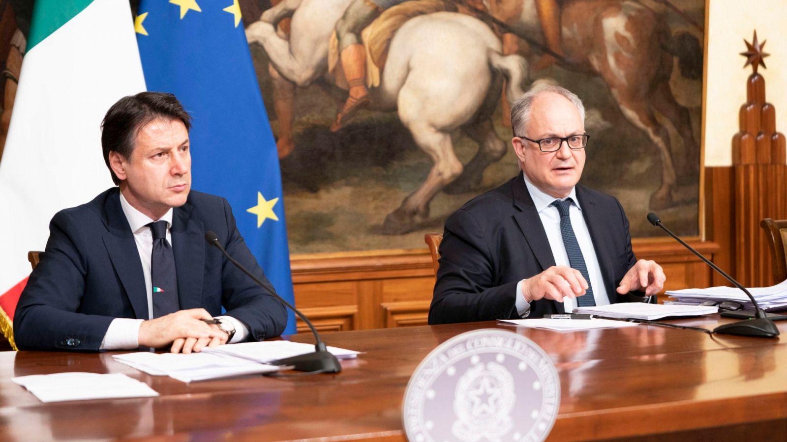 El primer ministro italiano, Giuseppe Conte, junto a su ministro de Economía Roberto Gualteri