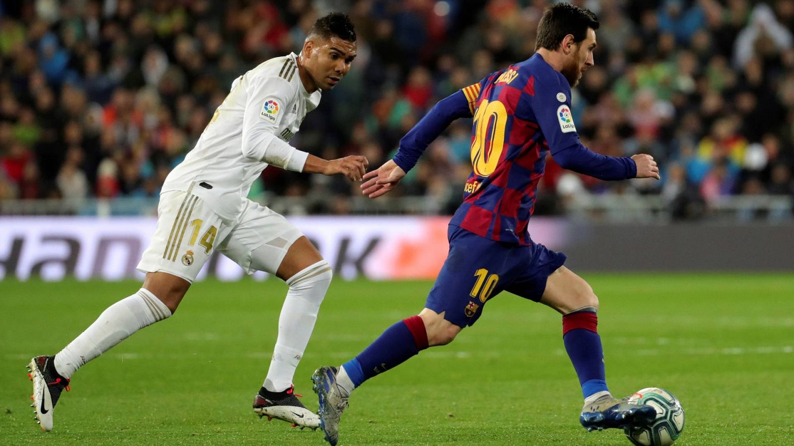 Casemiro y Messi durante un partido de esta Liga