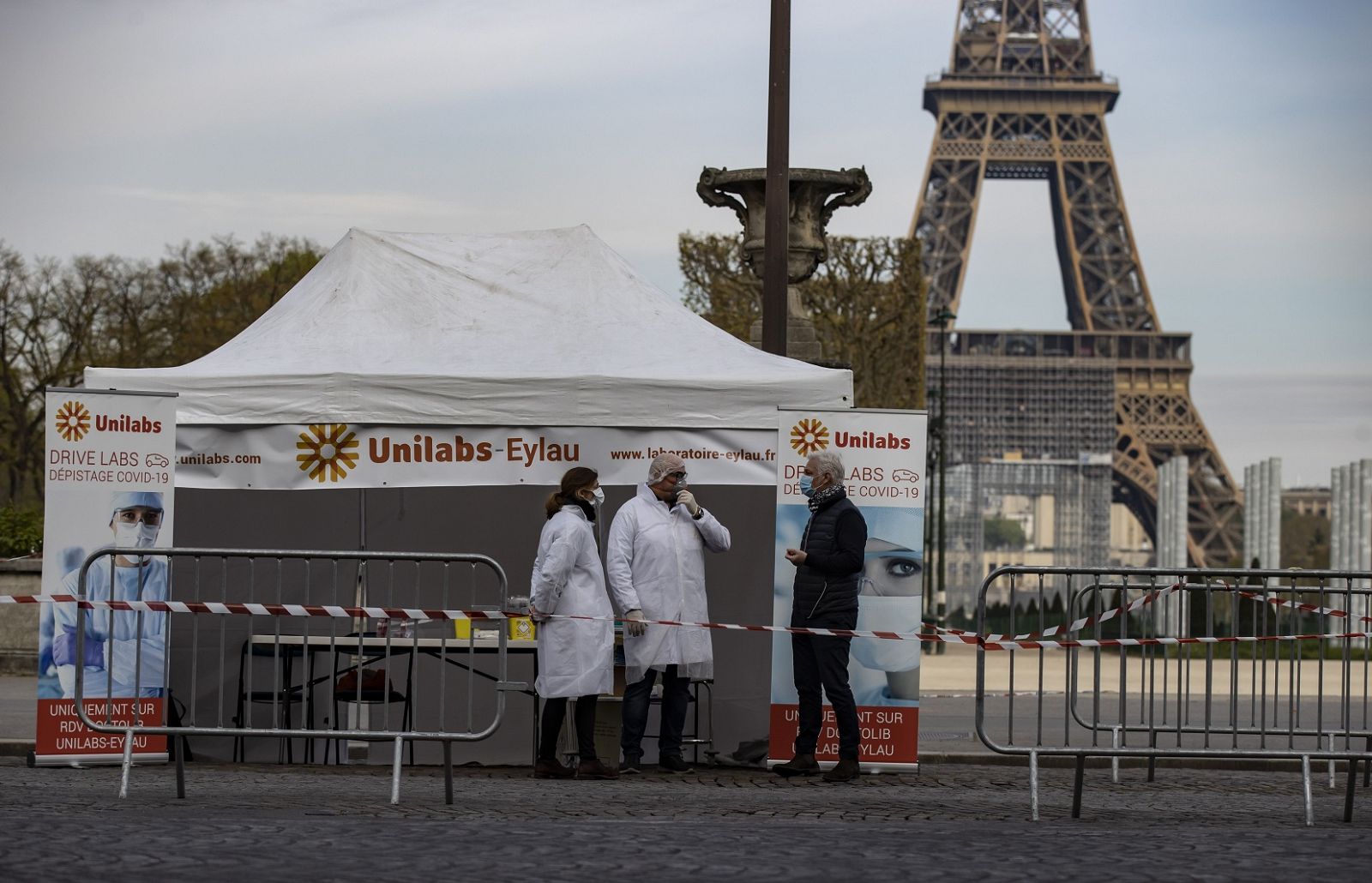 Personal sanitario en un puesto de test de coronavirus próximo a la torre Eiffel, en París