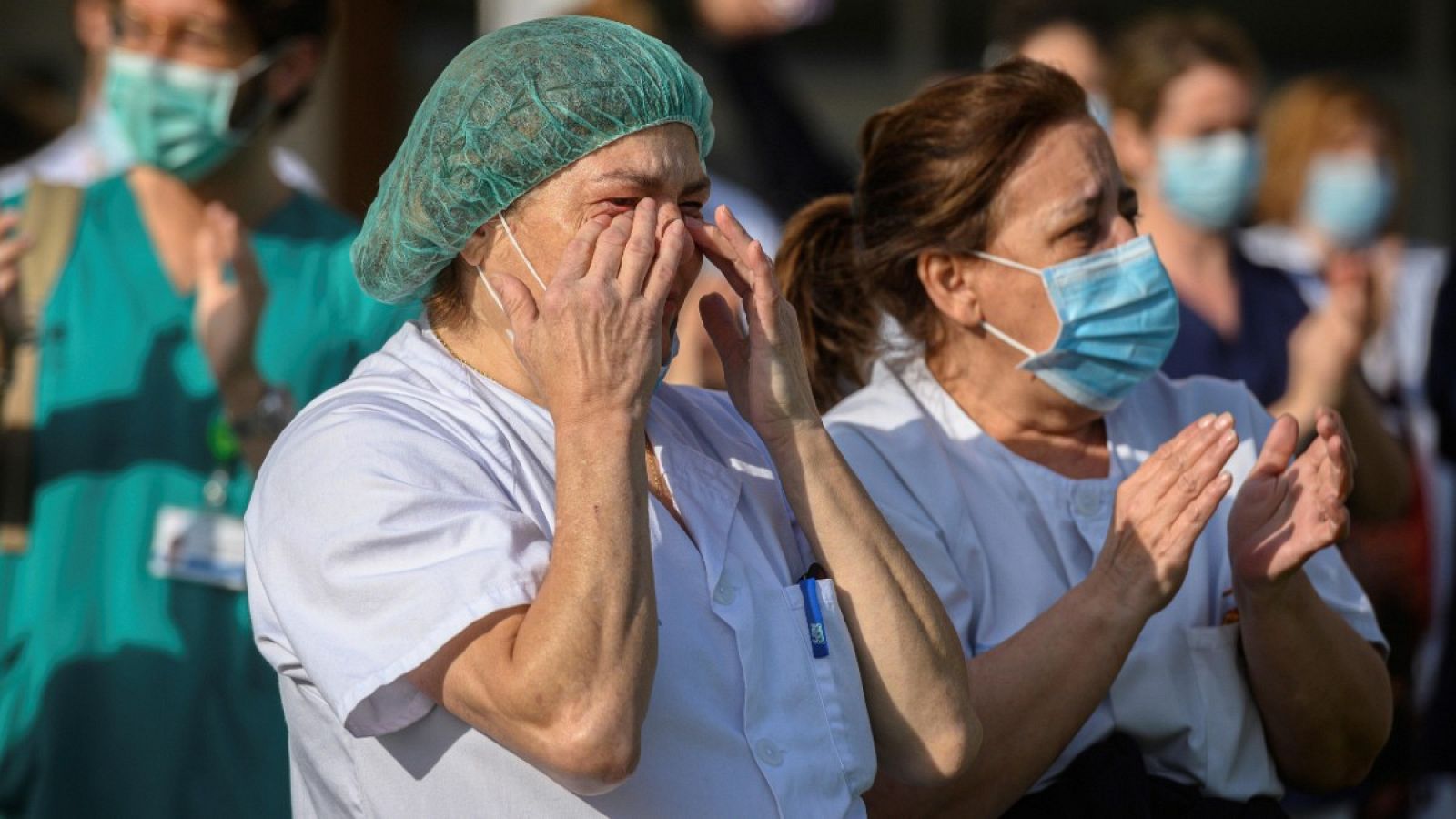 Una sanitaria se emociona durante un homenaje al personal del hospital de Alcalá de Henares