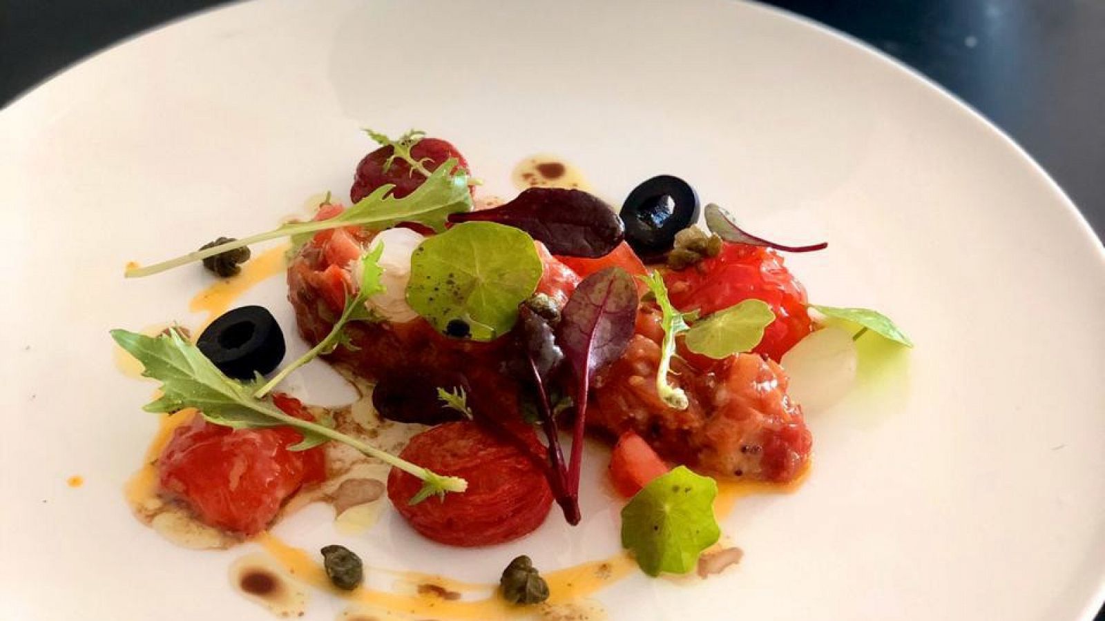 Steak tartar de tomate con corteza de pan rústico de Jordi Cruz