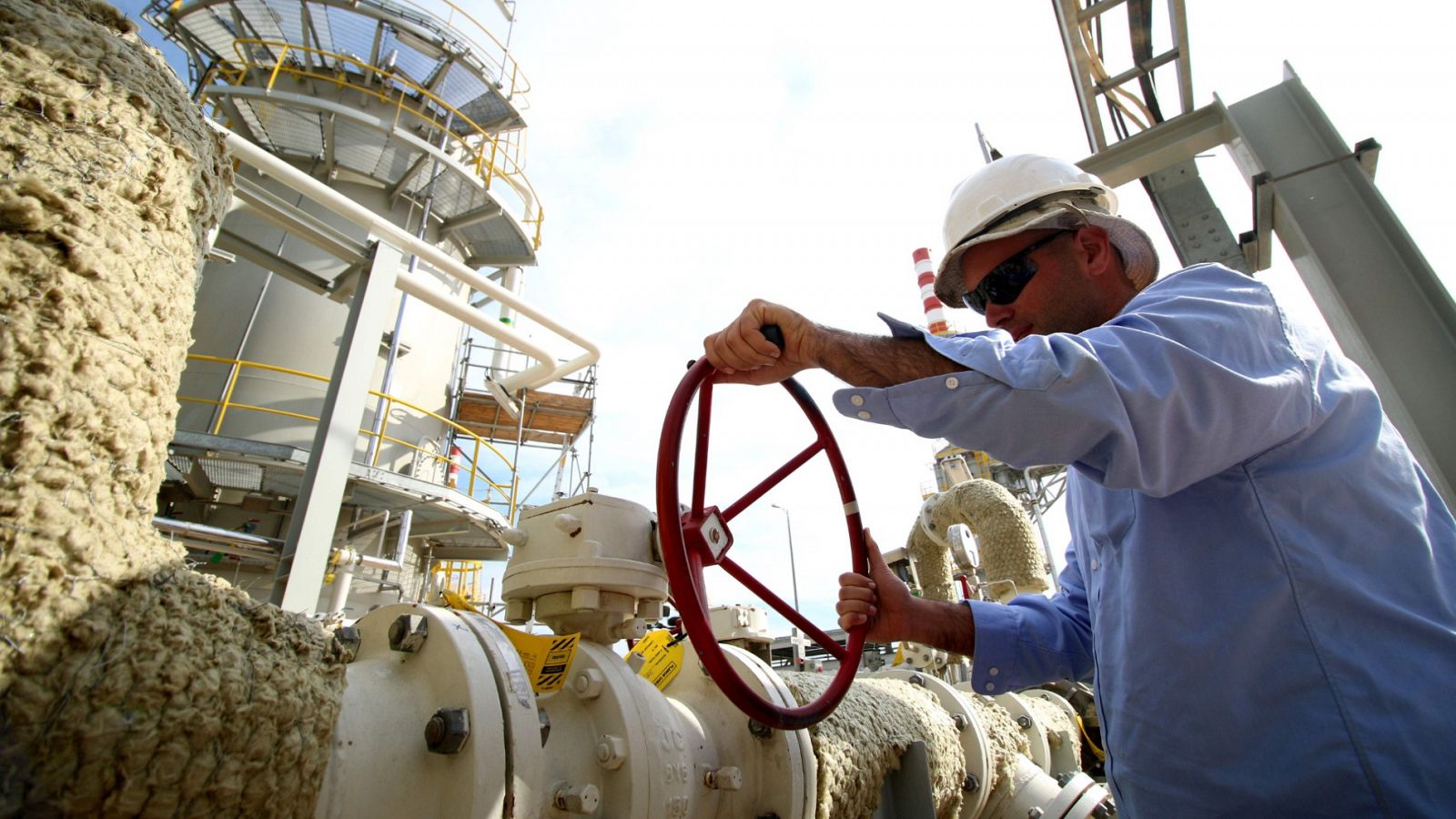 Un trabajador en una refinería de Basra, al sur de Iraq