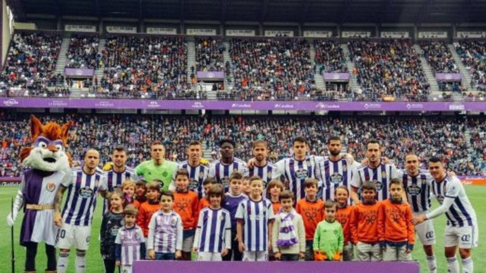 El equipo titual del Real Valladolid posa ante su público en el útlimo partido de Liga antes de la suspensión por el coronavirus. 