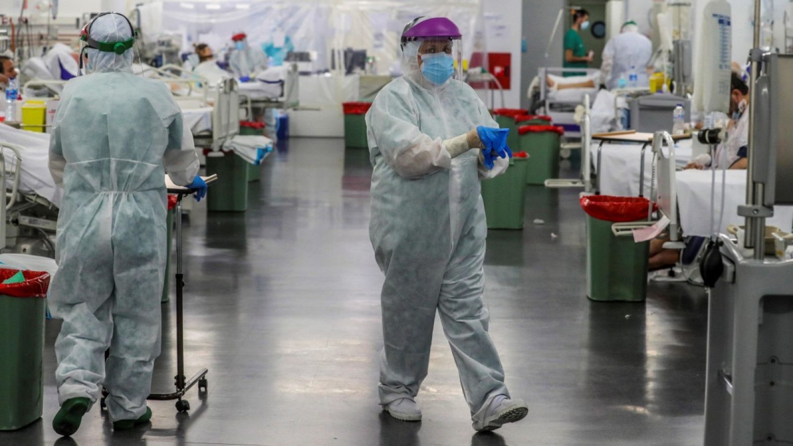 Personal sanitario, durante su jornada de trabajo en una planta del Hospital Puerta de Hierro.