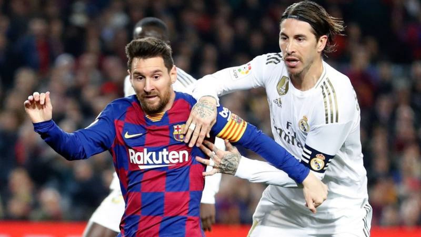 Leo Messi y Sergio Ramos disputan un balón durante el Clásico disputado el 19 de diciembre de 2019. 