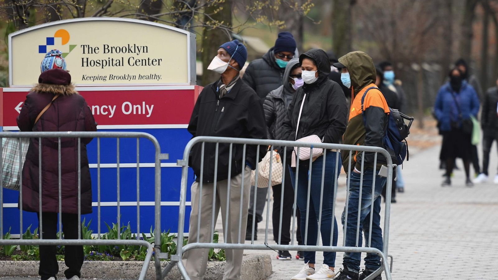 Cola de afroamericanos con síntomas de Covid-19 para someterse a análisis en el Brooklyn Center Hospital de Nueva York