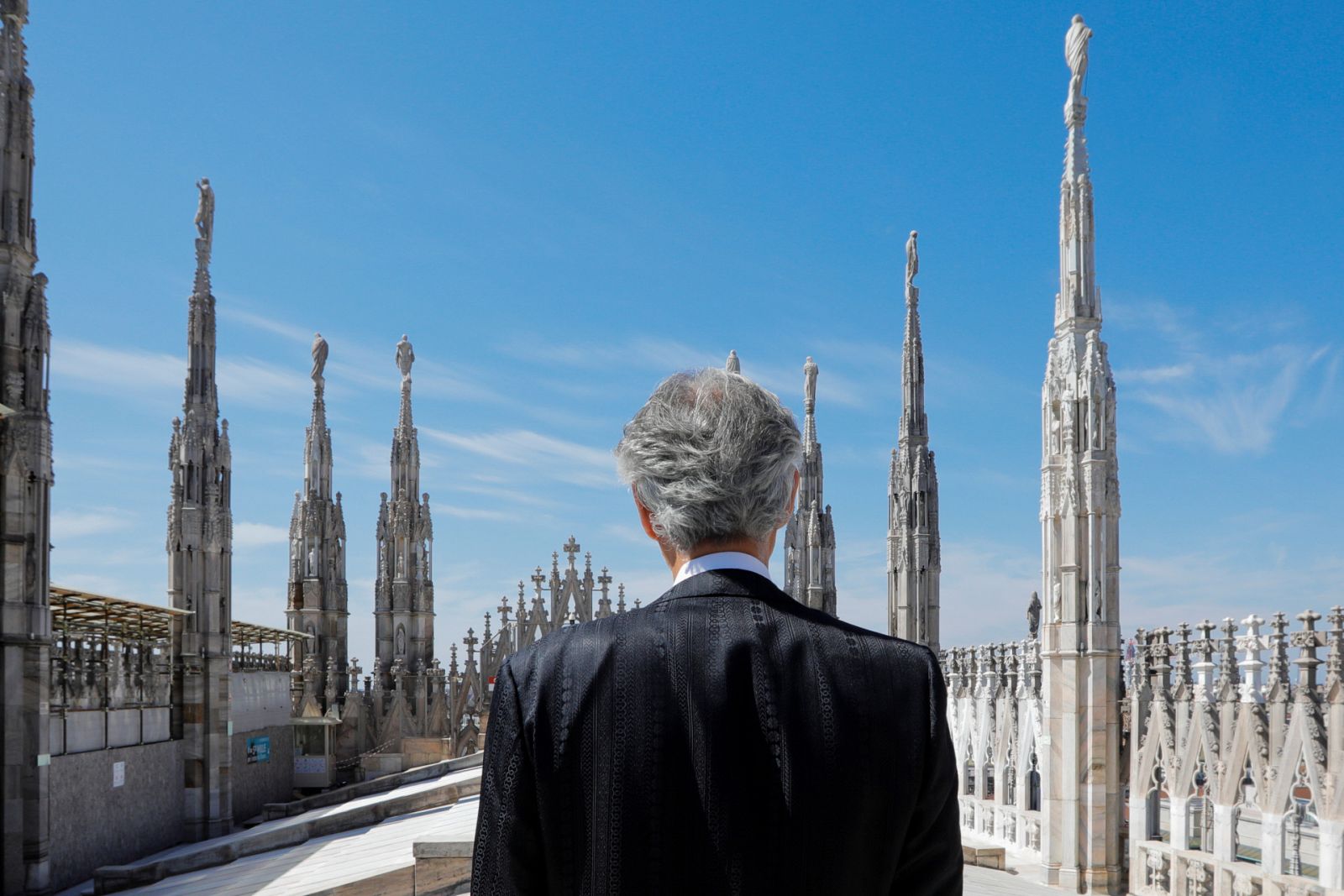 Andrea Bocelli canta desde el Duomo de Milán vacío en su concierto gratis y en redes sociales durante la pandemia del coronavirus