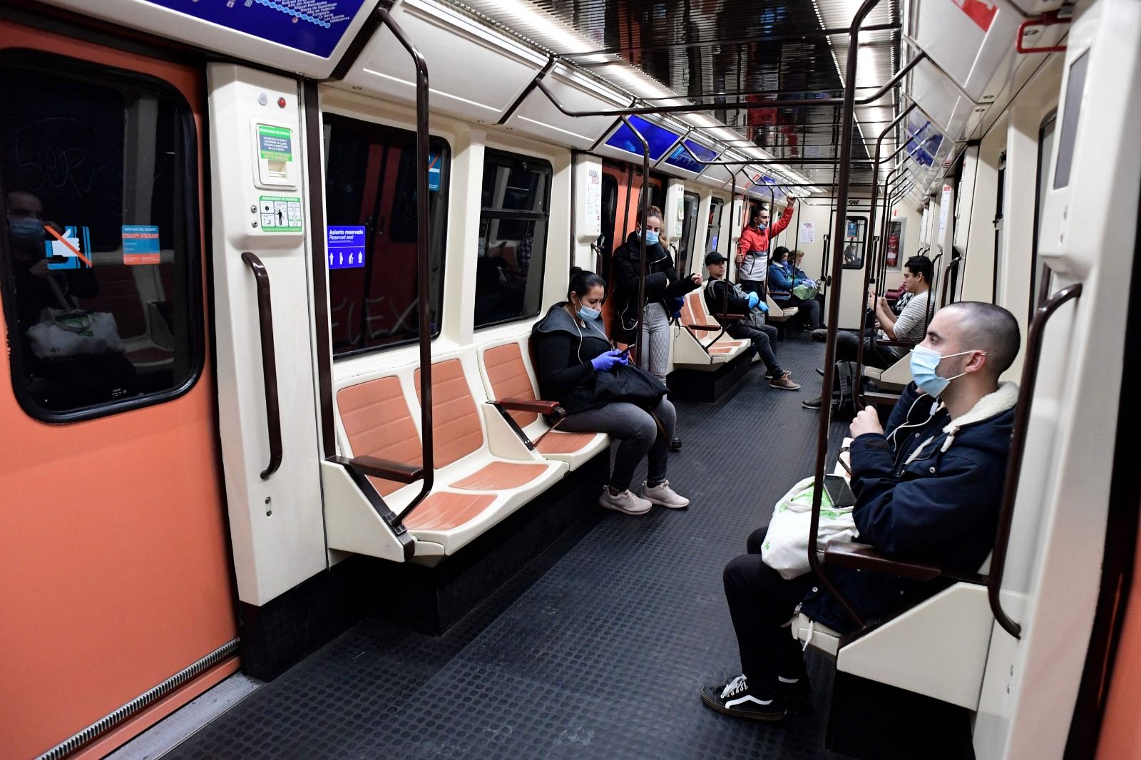 Un vagón del metro de madrid durante la jornada en la que se ha reanudado el trabajo en algunos sectores no esenciales. Ha habido poca ocupación.