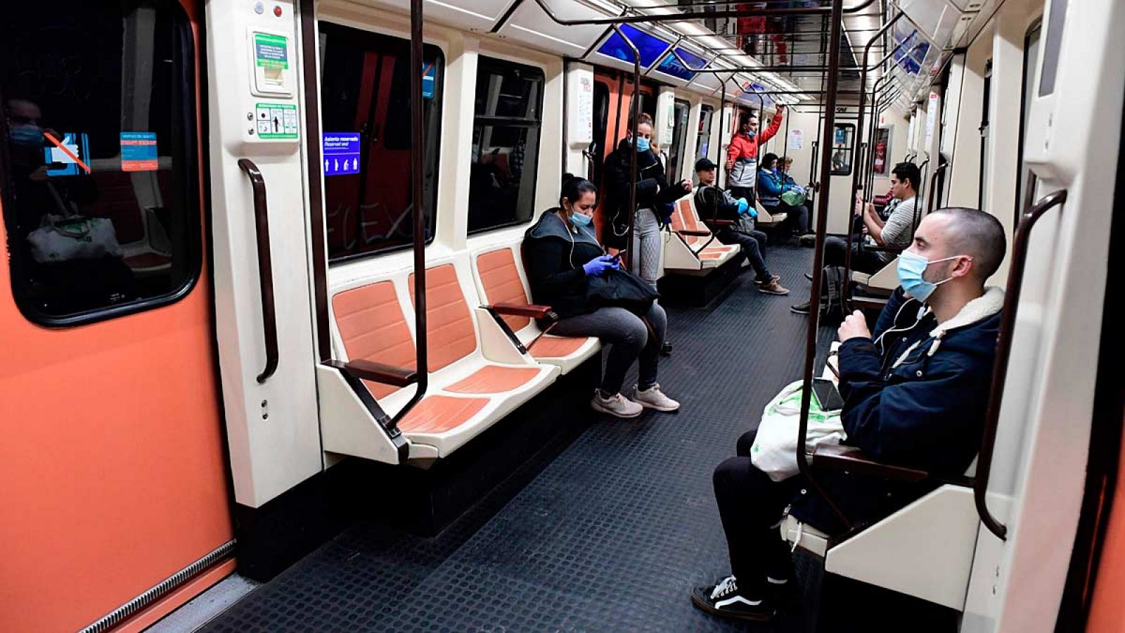 Un vagón del metro de madrid durante la jornada en la que se ha reanudado el trabajo en algunos sectores no esenciales. Ha habido poca ocupación.