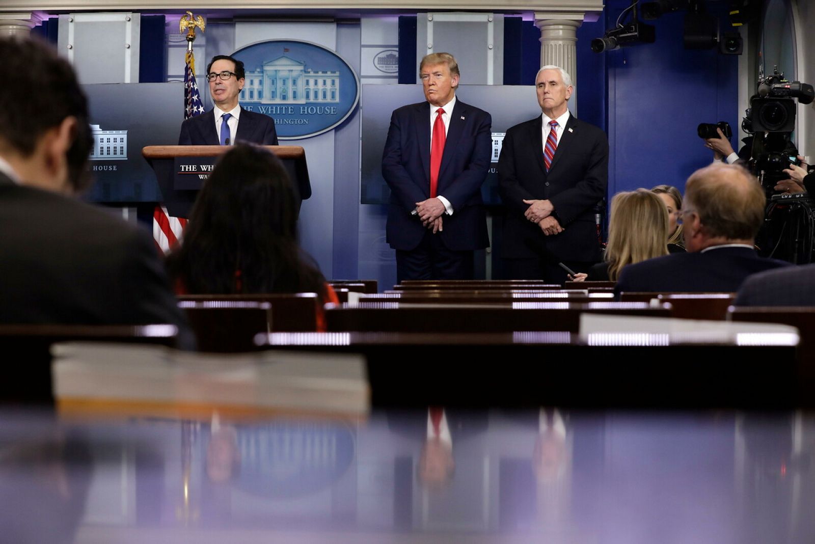 El Presidente Donald J. Trump (C),el Secretario del Tesoro Steve Mnuchin (I) y el Vicepresidente Mike Pence (D)