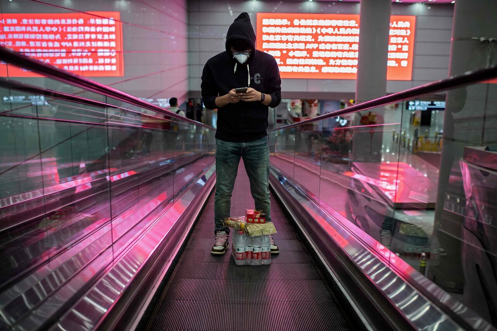 Un joven con mascarilla en el aeropuerto internacional de Pekín