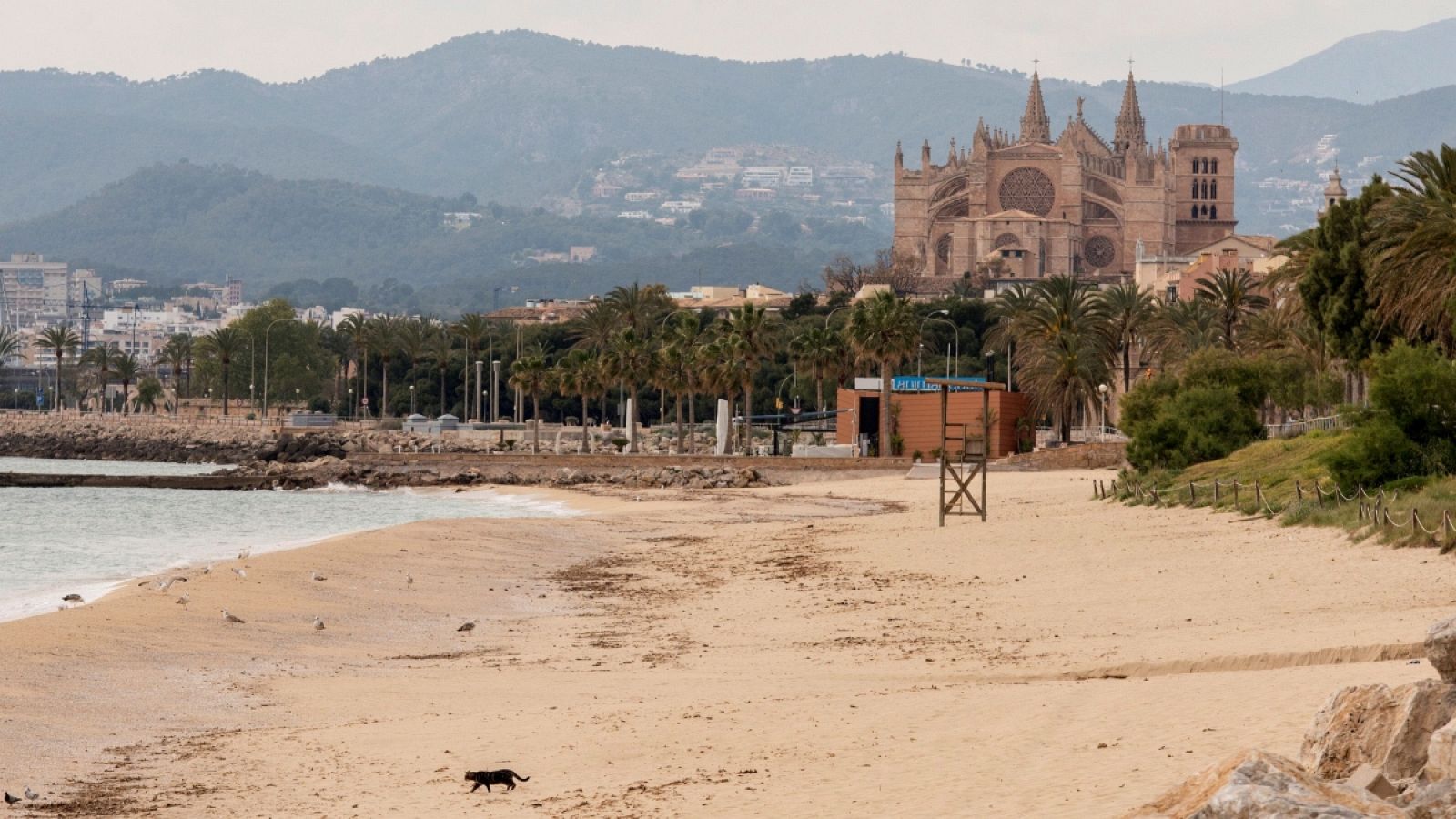 Playa de Can Pere Antoni, en Palma, cerrada a causa de la crisis sanitaria del coronavirus