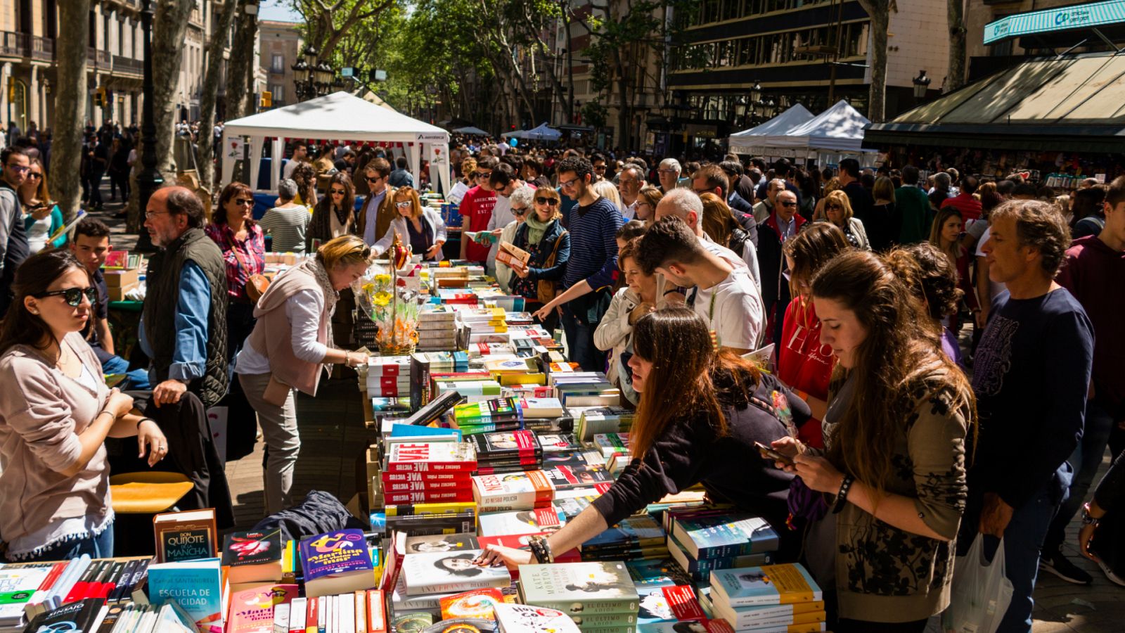 Puestos de libros de Sant Jordi en Las Ramblas, Barcelona