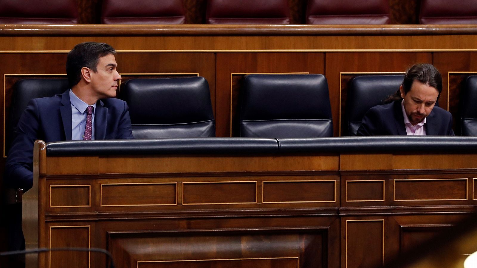 Barómetro CIS abril 2020: Pedro Sánchez y Pablo Iglesias, durante la primera sesión de control al Gobienro desde que se declaró el estado de alarma por el coronavirus.