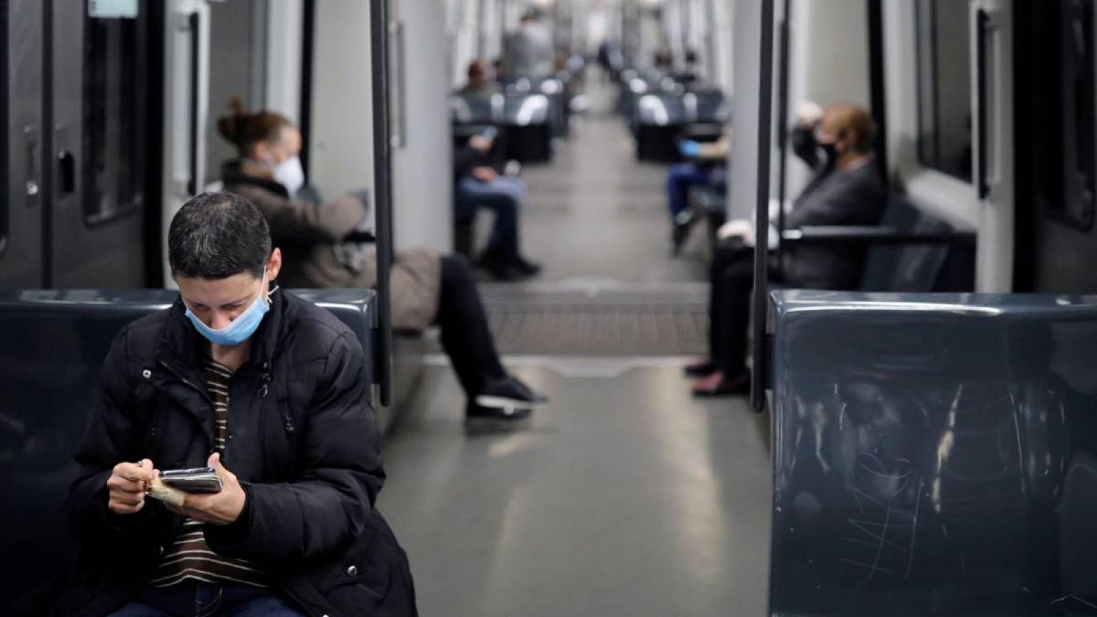 Un vagón del metro de Barcelona, semivacío durante un día laborable en pleno estado de alarma