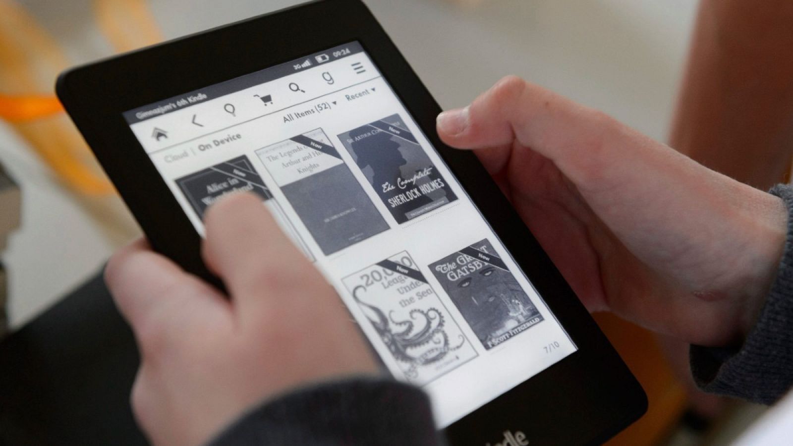 Imagen de una persona observando una selección de libros electrónicos en un dispositivo. 