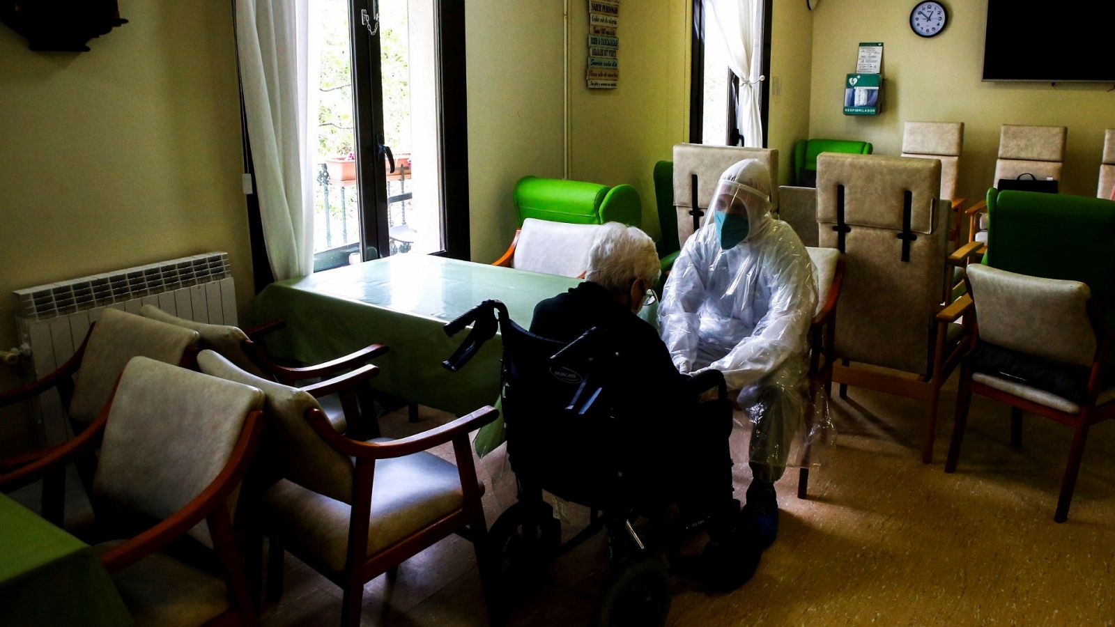 Imagen de voluntarios en una residencia de Barcelona.