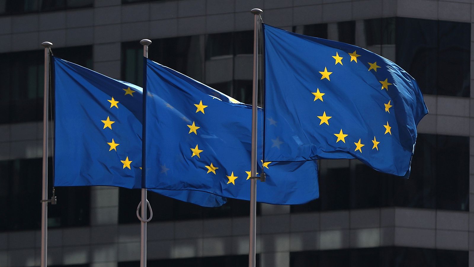 Banderas de la Unión frente a la sede de la Comisión Europea