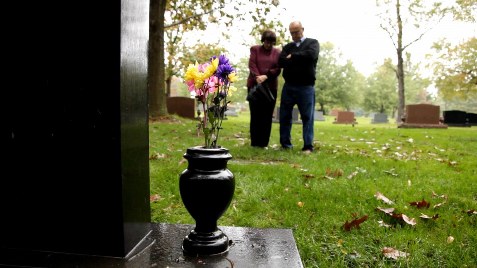 Los Shieber ante la tumba de su hija asesinada