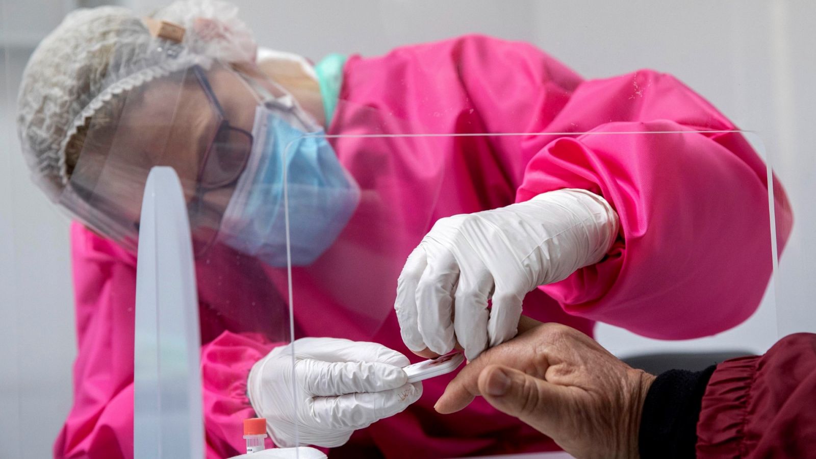 Una enfermera hace un test rápido del coronavirus en el centro de salud de San Andrés, Murcia