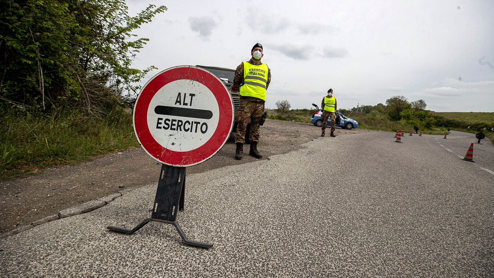 Coronavirus en Italia: Soldados italianos bloquean el acceso por carretera a Campagnao di Roma, pequeño municipio cerca de la capital italiana.