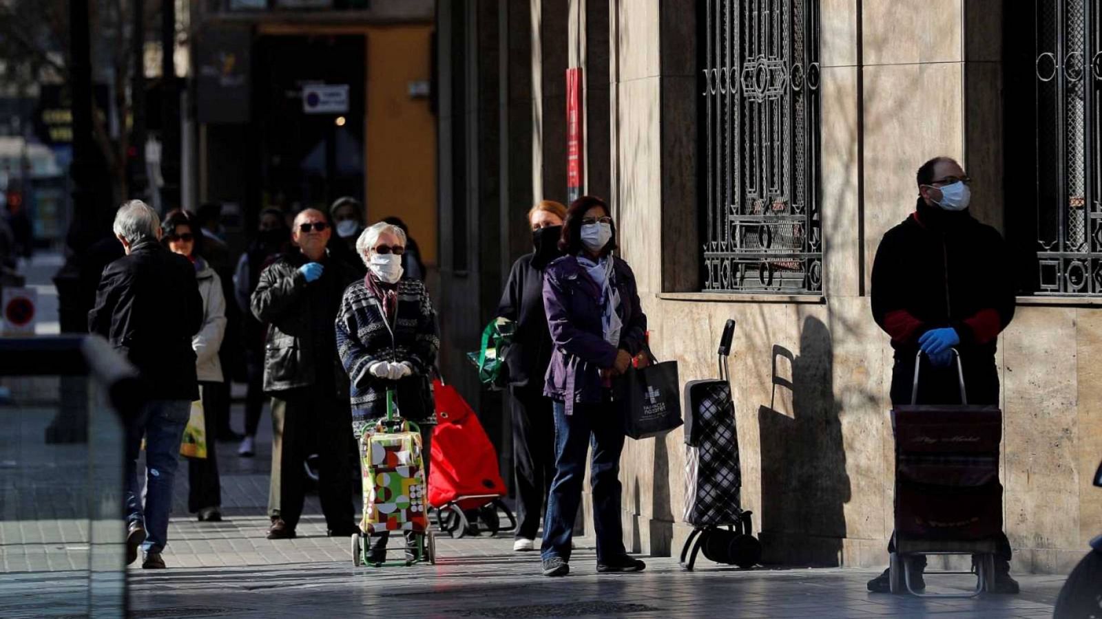 Colas a la entrada de los supermercados debido a las medidas de seguridad implantadas por el coronavirus