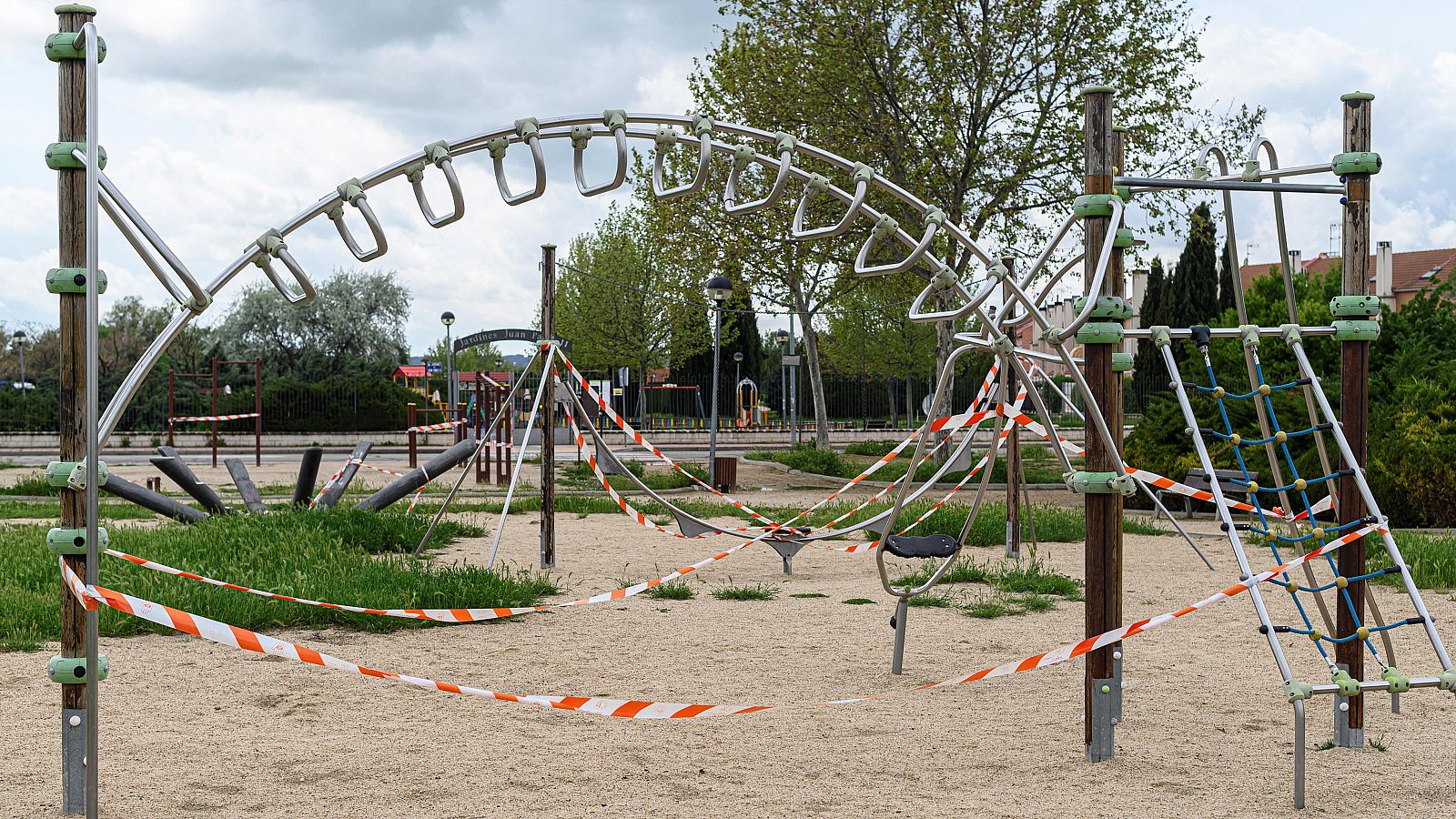 Imagen de un parque infantil precintado